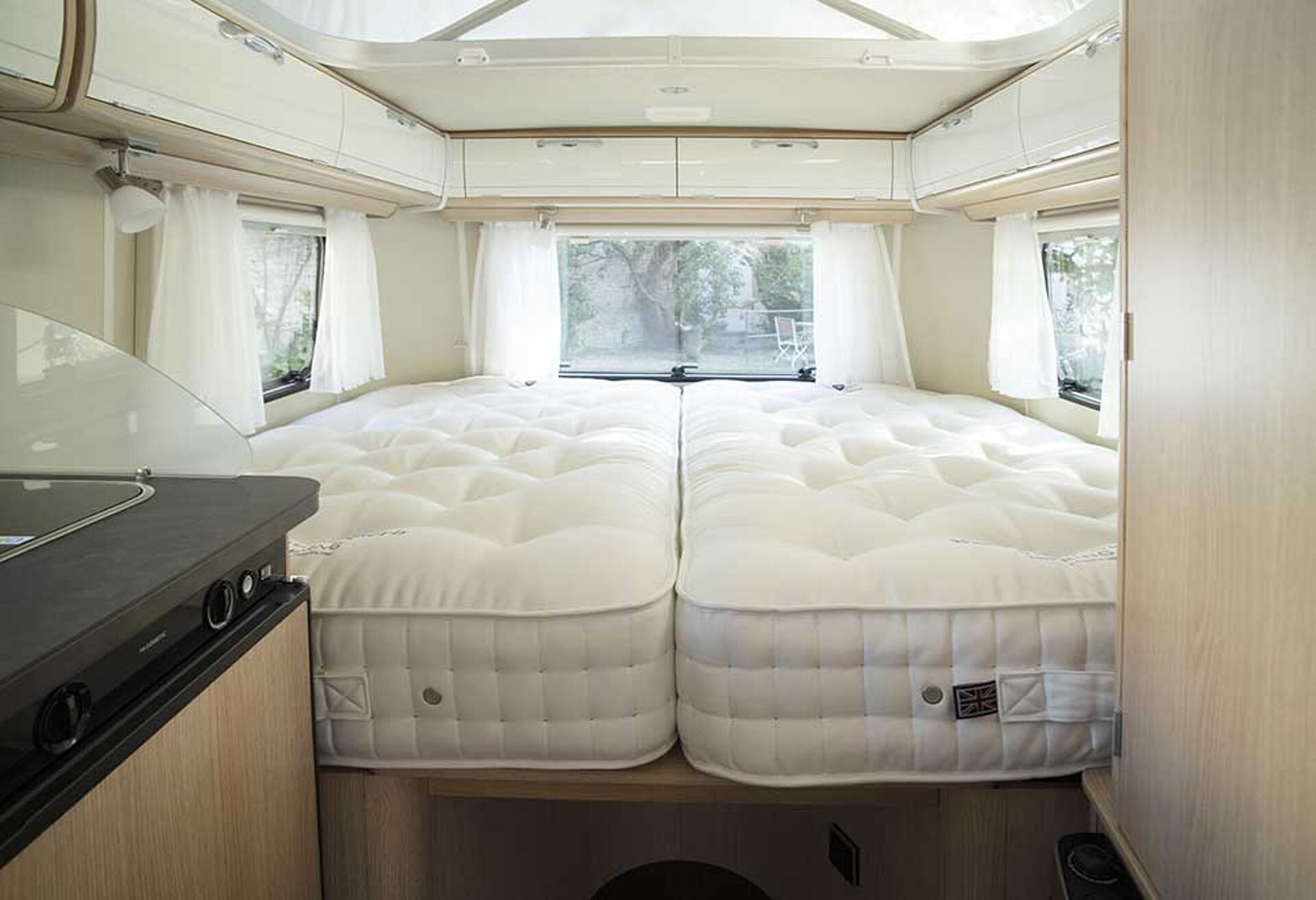 Reisemobil und Wohnwagen mit Boxspringbett
